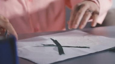 Ofiste çalışan kadın moda tasarımcısına yakın çekim