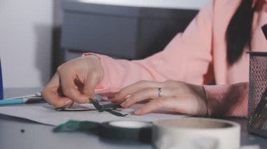 Dişi ellerin kalem tutarak yakınlaşması.