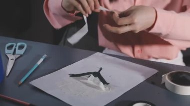 kadın ressam kağıda çiziyor