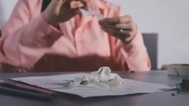 Beyaz gömlekli ve ceketli bir kadın eli.