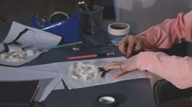 Kadın zarftan kağıt yapıyor.