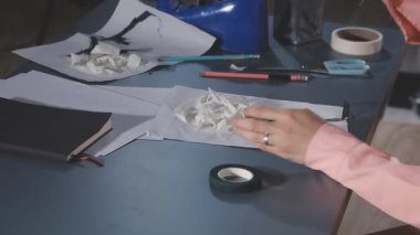 Genç bir kadın kağıda yazmak için mektup yazıyor.