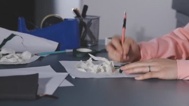 Deftere yazan kadın.