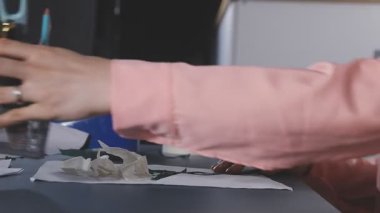 kadın mutfakta yemek hazırlama