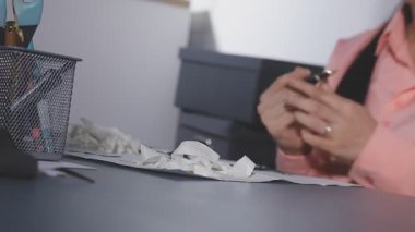 Ofisteki masanın üzerine el yazısı yazan iş kadınını kapat..