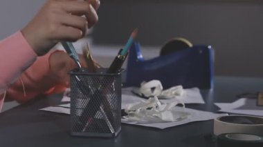 yakın plan - evde çalışırken dijital tablet kullanan kadın tasarımcı