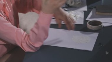 kadın not defterinde yazılı