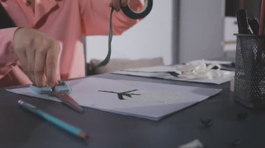 Bir tablet bilgisayarla çalışan moda tasarımcısı