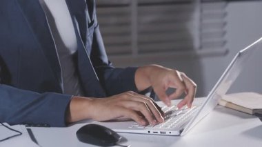 Bilgisayarla çalışan bir iş adamı