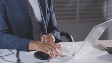 İş adamı dizüstü bilgisayar kullanıyor..