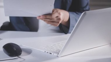 ofiste çalışan iş adamı.