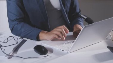 evde bilgisayar üzerinde çalışan iş adamı