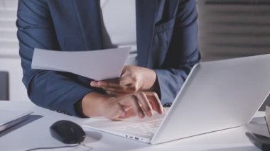 Ofisteki masasında çalışan genç adam.