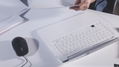 Yakın plan - ofisteki masada bilgisayar ve dizüstü bilgisayar kullanan işadamlarının görüntüsü