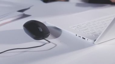 Kapat - bilgisayar klavyesinde yazan kadın ellerinin görüntüsü