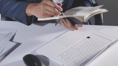 Genç iş adamı ofiste dizüstü bilgisayarla çalışıyor. iş kavramı