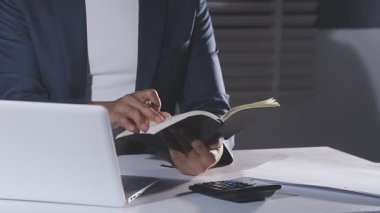 Ofiste tabloda çalışan iş adamı.