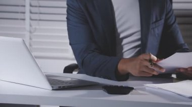 Ofisteki belgelerle çalışan bir iş adamı. finans kavramı