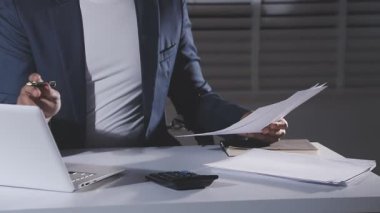 Ofisteki masa başında çalışan işadamı..