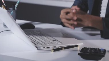 Ofisteki genç iş adamı. Dizüstü bilgisayarda çalışan iş adamı.