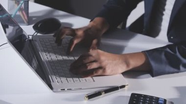 dizüstü bilgisayar kullanan iş adamı