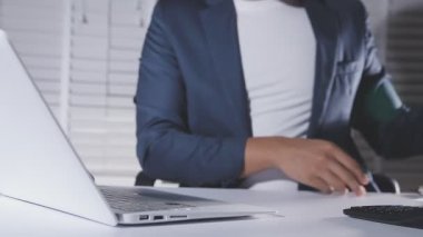 İş adamı bilgisayarda kitap okuyor.