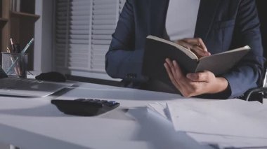 İşkadını geceleri ofiste dizüstü bilgisayarla çalışıyor.