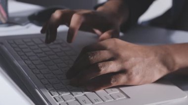 bir bilgisayar kullanan adam