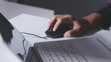 yakın plan - ofisteki bilgisayar klavyesinde daktilo yazan işadamlarının görünümü