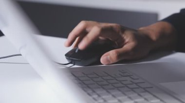 bilgisayarda çalışan adam