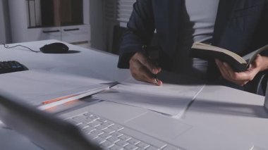 Genç adam ofiste dizüstü bilgisayarla çalışıyor. iş kavramı