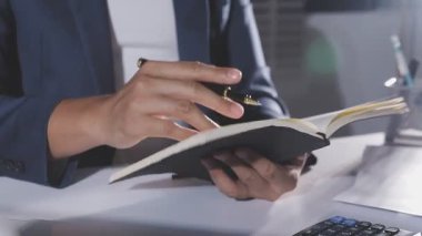 Ofiste çalışan bir iş adamı ve not defteri.