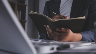 Ofiste kitap okuyan adam, eğitim konsepti.