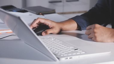 ofiste bilgisayar kullanarak iş adamı