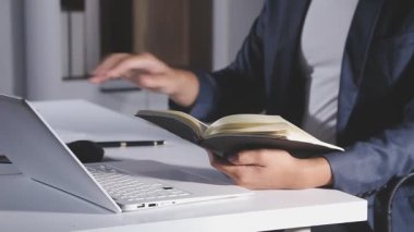 Ofisteki iş adamı. Modern ofiste çalışan adam dijital tablet kullanıyor..