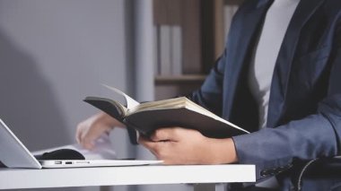 Ofiste çalışan adam, kapat.