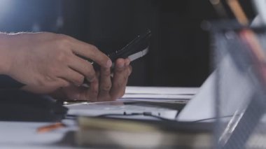 yakın plan - ofiste dizüstü bilgisayarda çalışan iş adamlarının sayısı