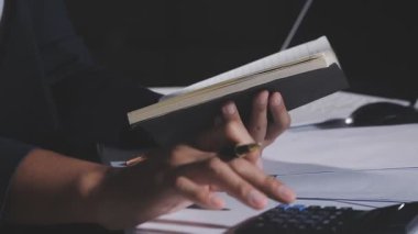 İş kadını ofiste kağıt üzerinde el yazısı