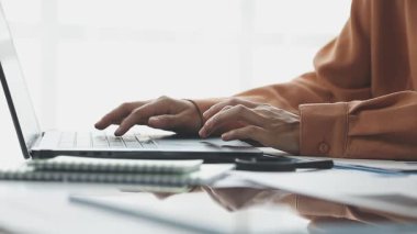 Modern ofis, iş dünyası, finans ve muhasebe kavramında belgeleri ve hesap makinesiyle bilgisayar üzerinde çalışan iş adamı.