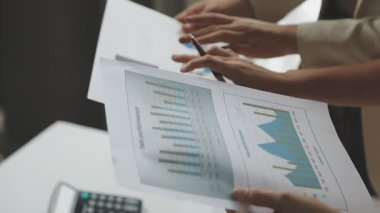 Dizüstü bilgisayardaki finansal grafiği analiz eden iş adamı