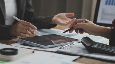 Ofisteki bilgisayarda çalışan iş kadını