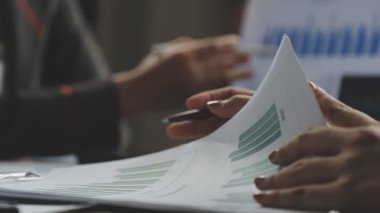 İş ekibi birlikte çalışıyor..