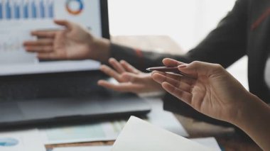 İş ekibi birlikte çalışıyor.