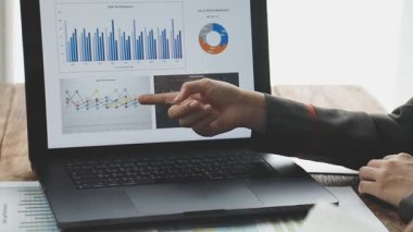 Ofiste dizüstü bilgisayar kullanan bir iş adamı