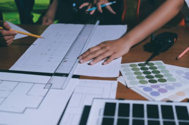 Endüstriyel mühendislerden oluşan bir ekip, fabrikadaki masada bulunan makine planlarını analiz ediyor. Fabrikada ya da üretim tesisinde çalışıyorum..