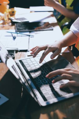 Endüstriyel mühendislerden oluşan bir ekip, fabrikadaki masada bulunan makine planlarını analiz ediyor. Fabrikada ya da üretim tesisinde çalışıyorum..