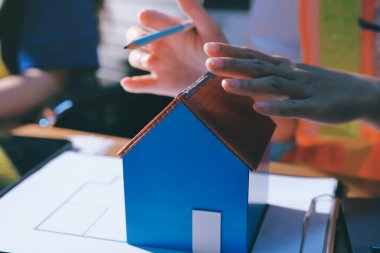 Endüstriyel mühendislerden oluşan bir ekip, fabrikadaki masada bulunan makine planlarını analiz ediyor. Fabrikada ya da üretim tesisinde çalışıyorum..