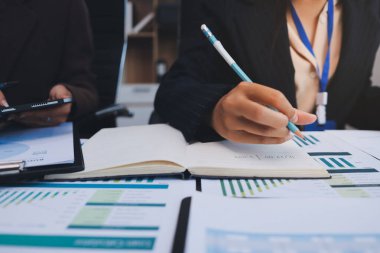 Başarı, alkışlarla izleyiciler ve iş toplantısında mercek alevleriyle birlikte. Başarı veya kutlama, motivasyon ve iş adamları iyi haber veya destek için el çırpıyor