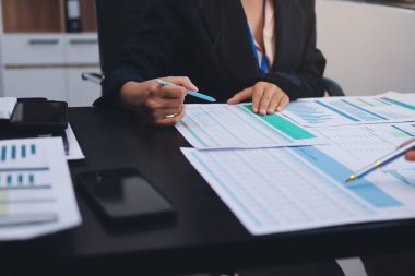 Başarı, alkışlarla izleyiciler ve iş toplantısında mercek alevleriyle birlikte. Başarı veya kutlama, motivasyon ve iş adamları iyi haber veya destek için el çırpıyor