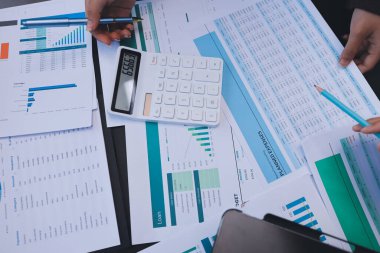 Başarı, alkışlarla izleyiciler ve iş toplantısında mercek alevleriyle birlikte. Başarı veya kutlama, motivasyon ve iş adamları iyi haber veya destek için el çırpıyor